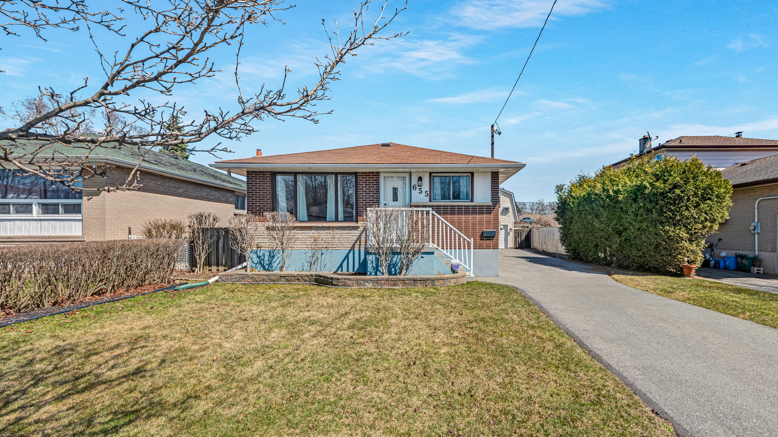 655 Perry Crescent