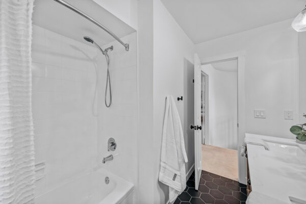 1575-Heathside-Crescent-Pickering-Web-Salisbury-47