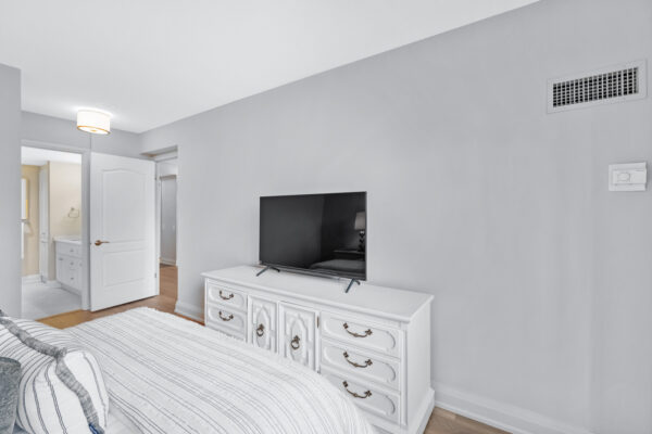 18-William-Carson-Crescent-#318-Toronto-Web-Salisbury-35