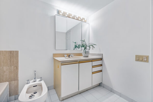1-Concorde-Place-#1004-Toronto-Web-Salisbury-48