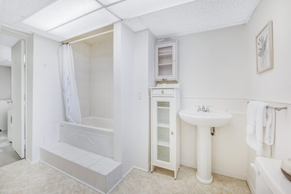 6-Lynn-Gate-Crescent-Toronto-Web-Salisbury-50