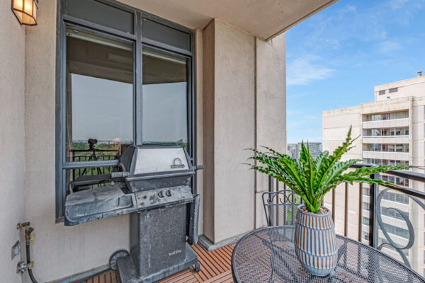 662-Sheppard-Avenue-East-#1704-Toronto-Web-Salisbury-40