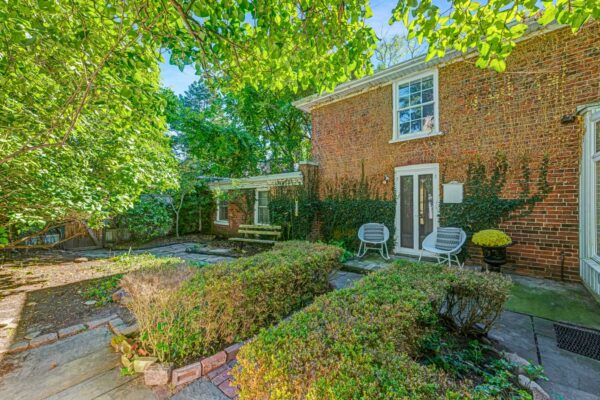 22-Beechwood-Crescent-Toronto-Web-Salisbury-51