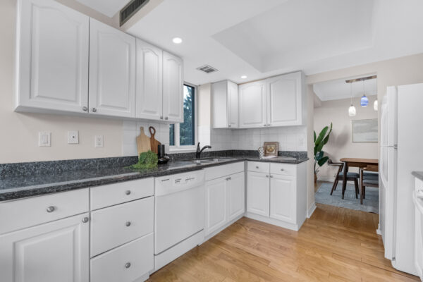 33-Weldrick-Road-East-#303-Richmond-Hill-Web-Salisbury-15