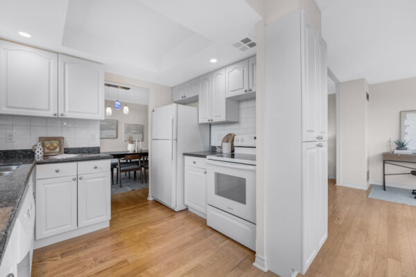 33-Weldrick-Road-East-#303-Richmond-Hill-Web-Salisbury-16