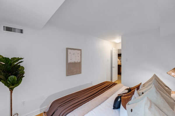 33-University-Avenue-#1702-Toronto-Web-Salisbury-28