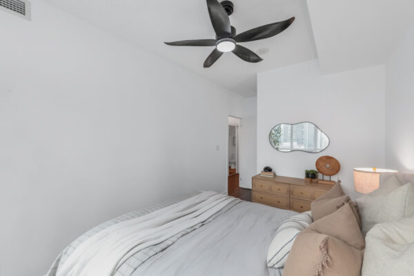 18-Harbour-Street-#1801-Toronto-Web-Salisbury-23