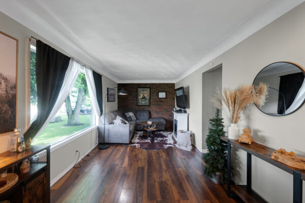 8139-Indian-Trail-Guelph-Web-Salisbury-41